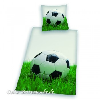 Bettwäsche mit Fussball-Motiv auf grünem Rasen
